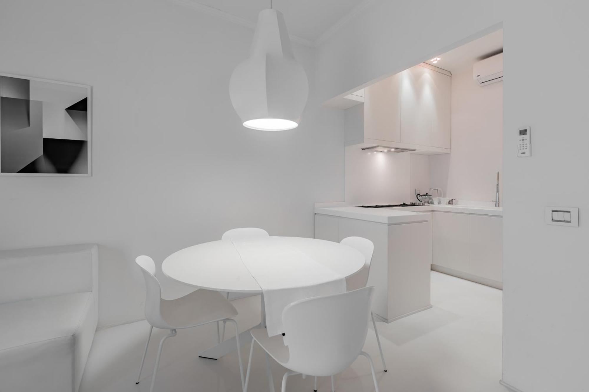 Luxury White Apartment Rom